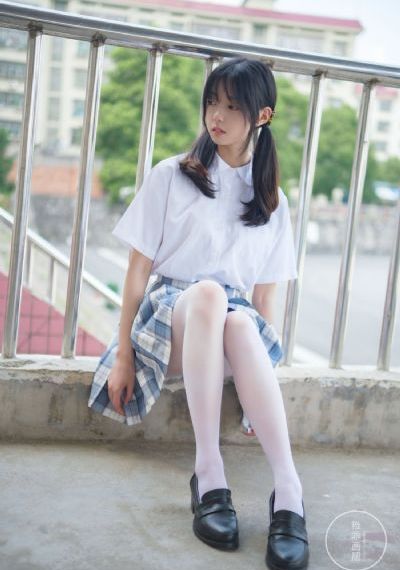 濠河边上的女人
